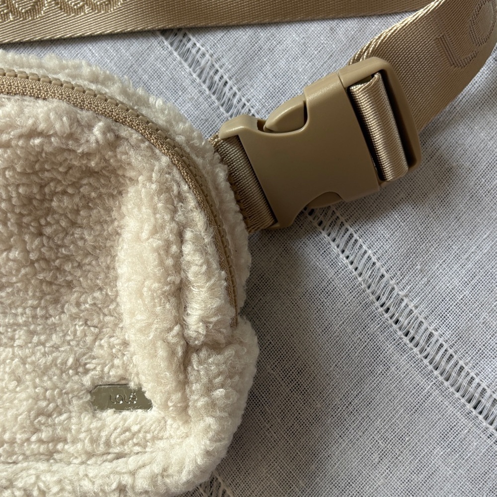 Lole NWOT Cream Sherpa Crossbody Bag - Picture 9 of 14